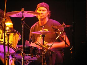 Chad Smith spelar trummor